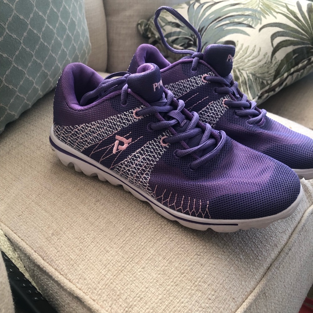 Propet walking shoe